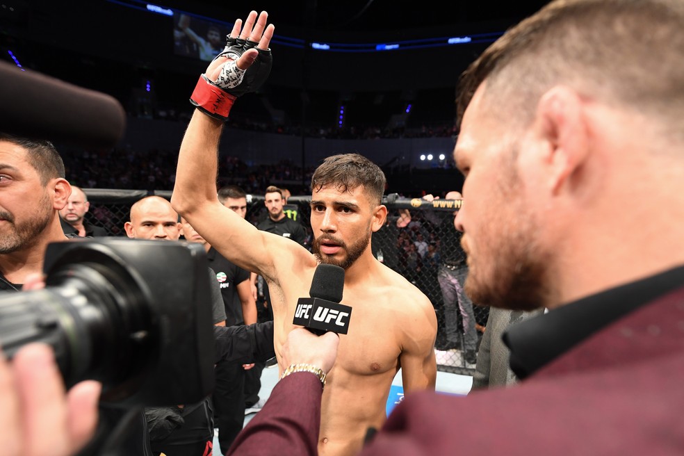 Yair RodrÃ­guez se desculpa com os fÃ£s apÃ³s a luta principal ser encerrada no UFC Cidade do MÃ©xico â?? Foto: Getty Images