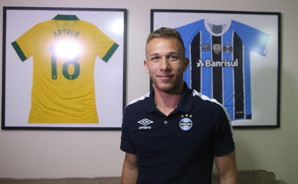 Fã de Iniesta, Arthur sai do 3º time para cumprir sonho em seis meses