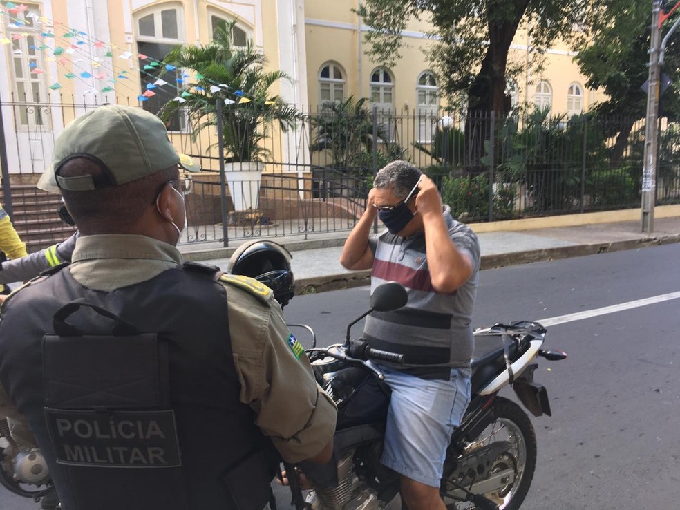 Barreiras em Teresina fazem busca ativa por casos suspeitos de Covid-19 — Foto: Murilo Lucena/TV Clube