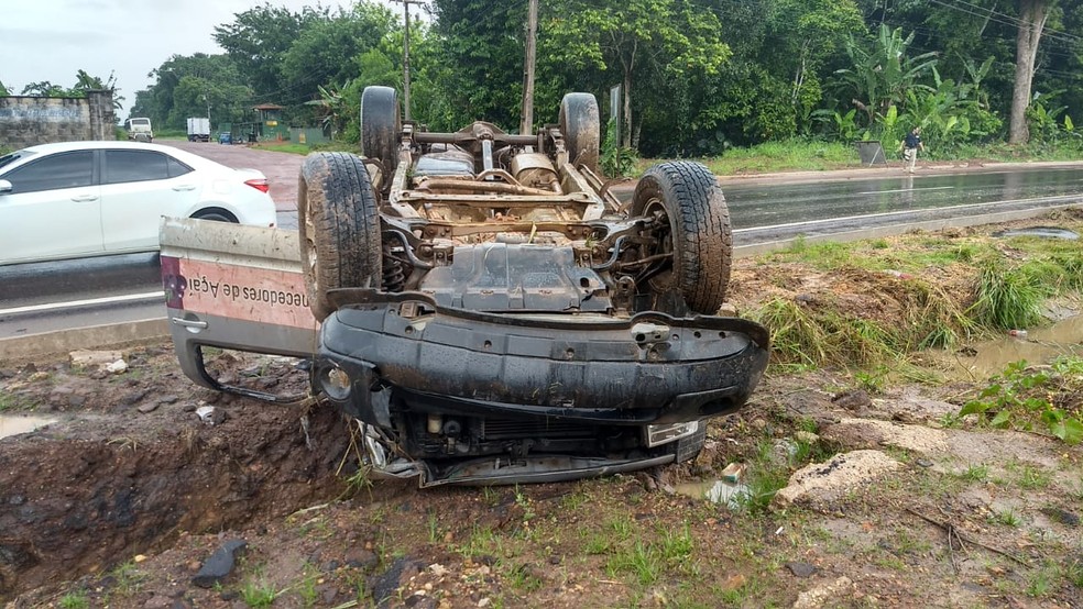 Carro com pneus traseiros desgastados capota na rodovia BR-316, em Santa Izabel, região metropolitana de Belém — Foto: Polícia Rodoviária Federal