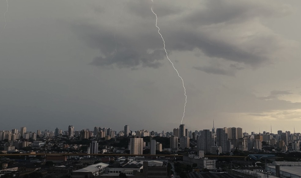 Raio registrado na cidade de São Paulo em janeiro de 2023 — Foto: Renata Bitar/g1