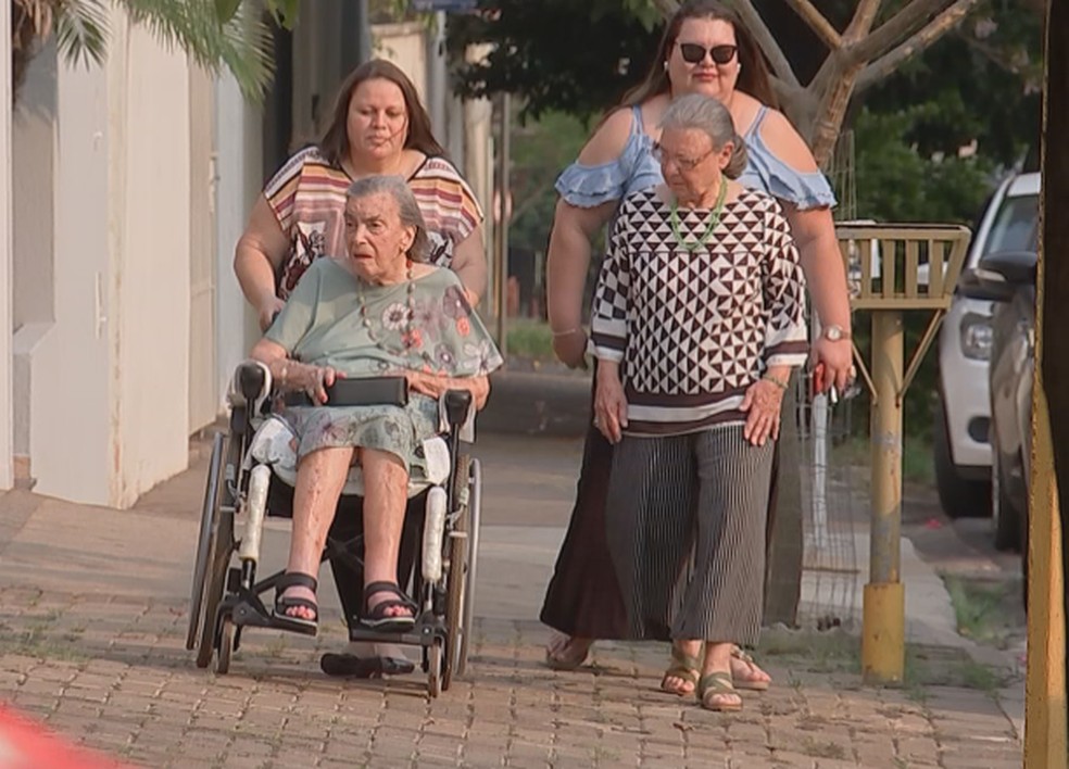 Há sete anos, Adélia mudou-se para Bauru para morar com uma sobrinha — Foto: Reprodução/TV TEM