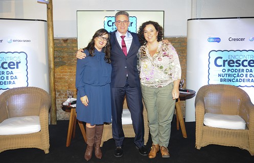 Daniela Tófoli, diretora de redação da Crescer, o pediatra Marcelo Silber e Paula Perim, diretora de núcleo da Editora Globo