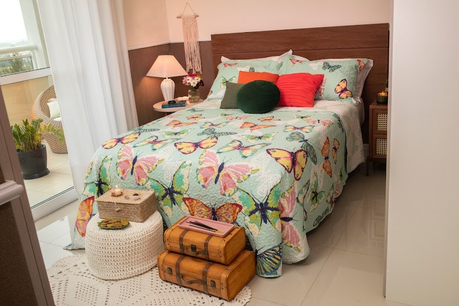 Para quem gosta de uma decoração com base neutra no jogo de cama, vale apostar nas almofadas com cores sóbrias. (Foto: Reprodução/Shoptime)