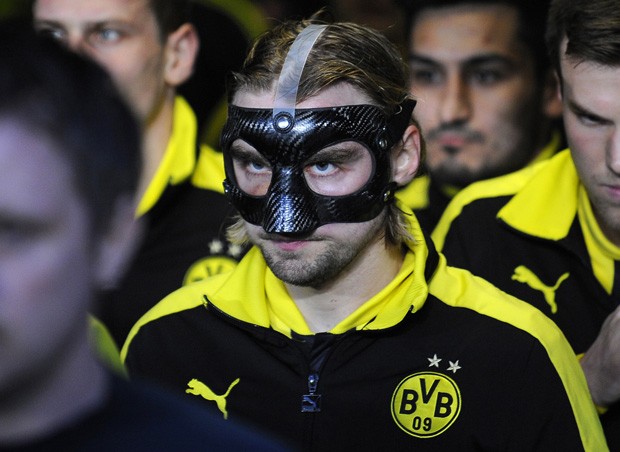 Marcel Schmelzer, um dia antes de Fernando Torres, usou esta máscara negra (Foto: Getty Images)