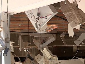 Agência do Sicredi ficou destruída após ataque em Cerro Grande do Sul, RS (Foto: Reprodução/RBS TV)