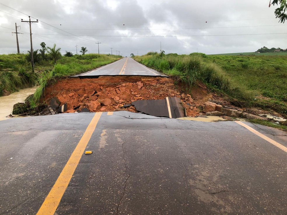 Asfalto cedeu com a forÃ§a da Ã¡gua em Paragominas. Governo vai construir ponte no local. â Foto: NatÃ¡lia Mello/ Secom
