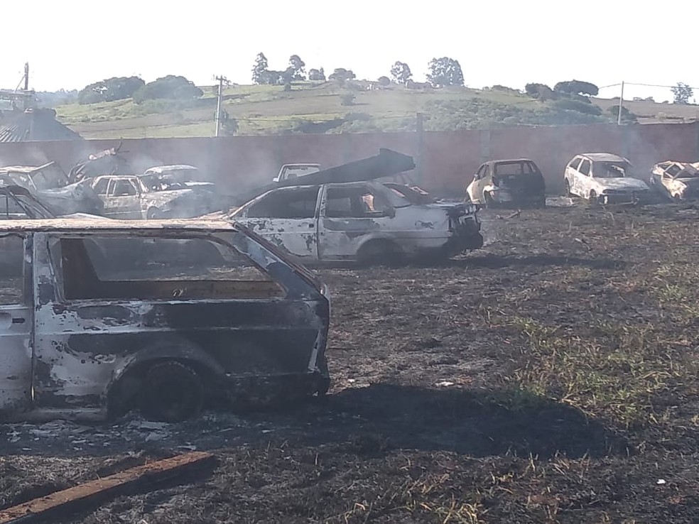 Incêndio atinge pátio de veículos em Itaí e equipes dos bombeiros de Avaré são mobilizadas — Foto: Corpo de Bombeiros/Divulgação