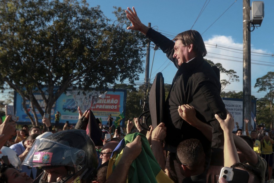 Jair Bolsonaro saúda aliados durante motociata em Manaus