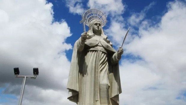 Esta é a maior estátua de Santa Rita de Cássia em todo mundo, localizada no município de Santa Cruz, no Rio Grande do Norte (Foto: HIGHJAY/ WIKIMEDIA COMMONS via BBC)