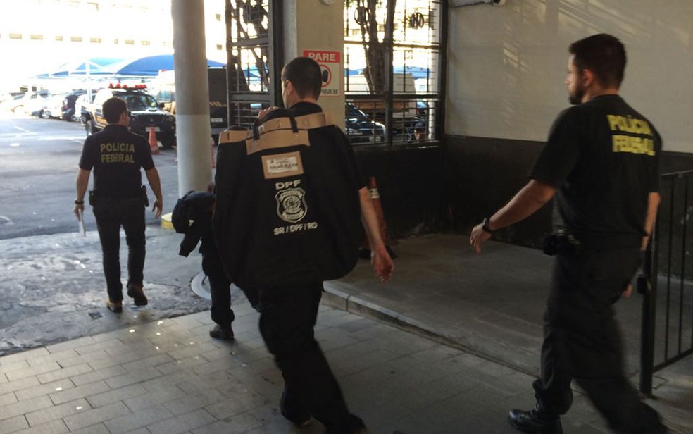 Agentes chegam à sede da PF com malotes apreendidos na ação (Foto: Cristina Boeckel / G1)