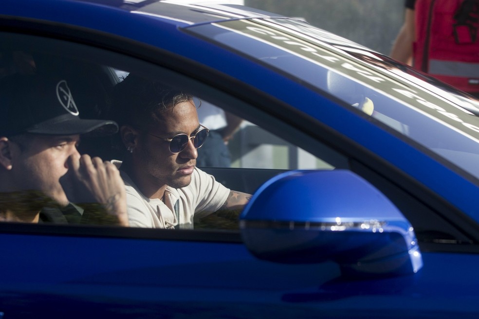 Neymar chegou ao CT do Barça acompanhado por amigos (Foto: Efe)