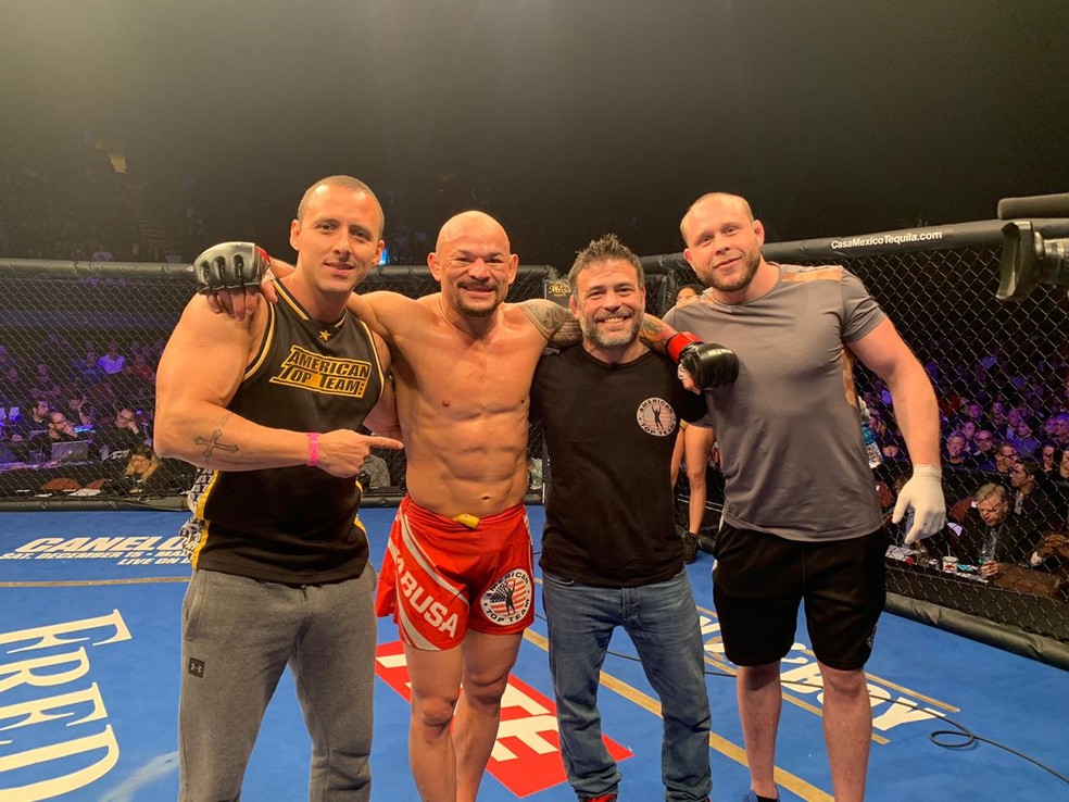 Tibau comemora com a equipe apÃ³s a vitÃ³ria â?? Foto: DivulgaÃ§Ã£o 
