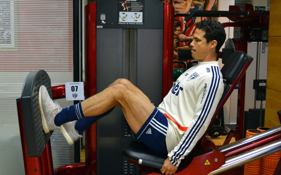Hernanes faz exercício na academia do clube — Foto: Felipe Espindola / www.saopaulofc.net