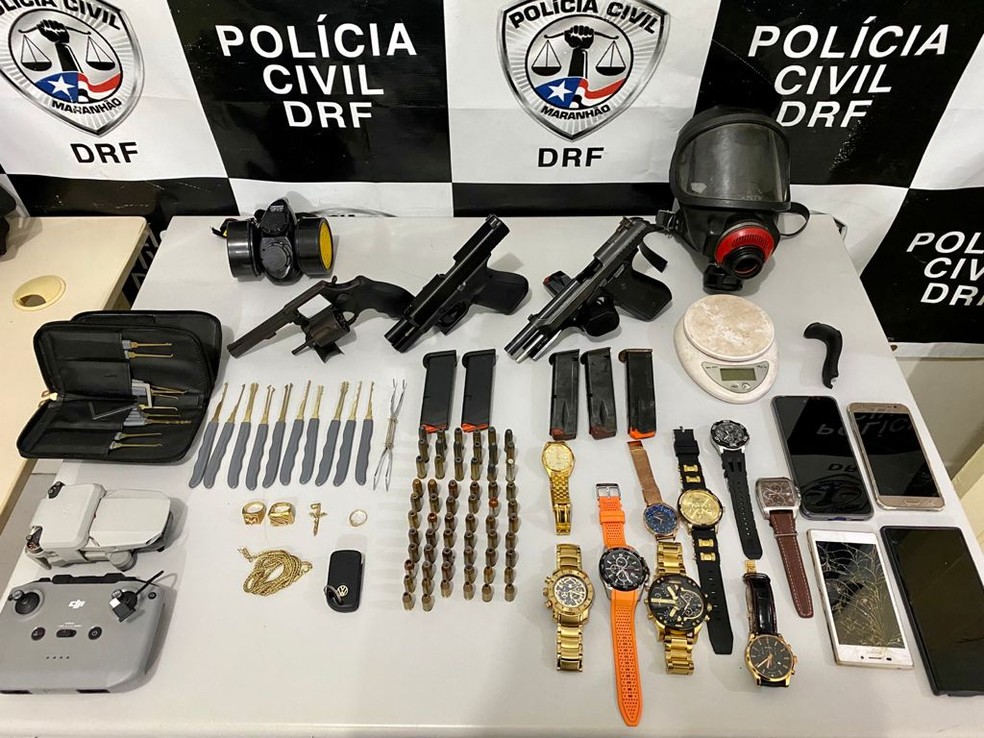 Armas, munições, relógios e aparelhos celulares foram apreendidos em São Luís — Foto: Divulgação/Polícia Civil