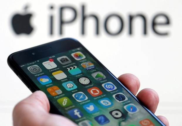 iPhone 7 em frente de painel da marca (Foto: Regis Duvignain/Reuters)