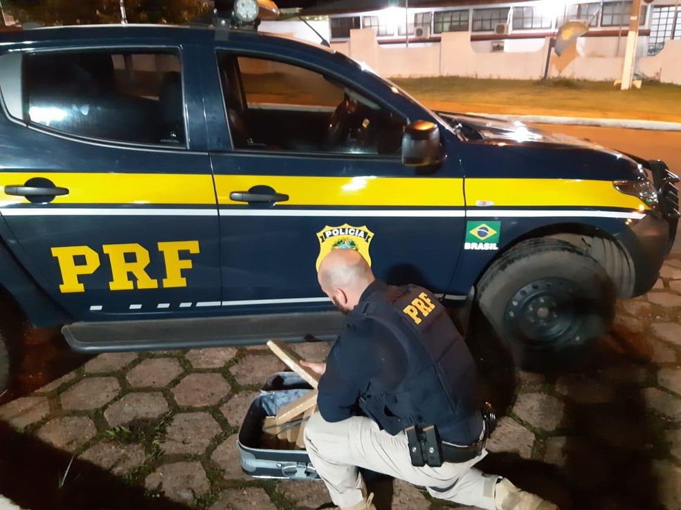 Droga foi descoberta após suspeito demonstrar nervosismo — Foto: PRF/Divulgação
