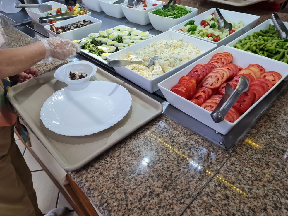 Donos de restaurantes de Curitiba preveem aumento nos valores das refeições por quilo — Foto: Natalia Filippin/g1 PR