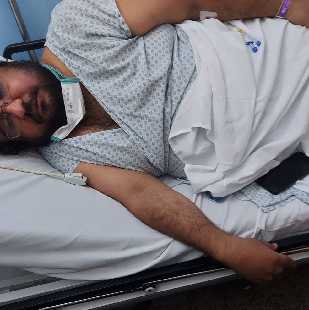 Síndico e jornalista Wahby Khalil em hospital particular de Brasília após ser agredido por personal trainer, em condomíno de Águas Claras. — Foto: Gustavo Frasão/Reprodução