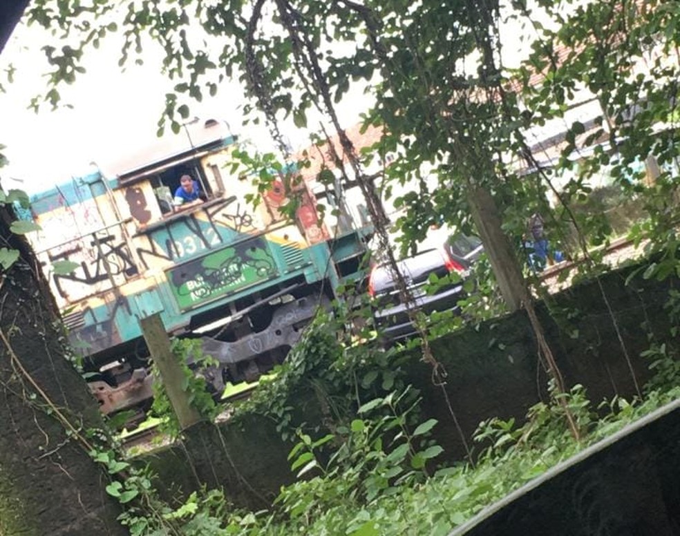 O carro foi atingido pelo trem na Avenida Joaquim Miguel Couto, no Centro de Cubatão, SP — Foto: G1 Santos