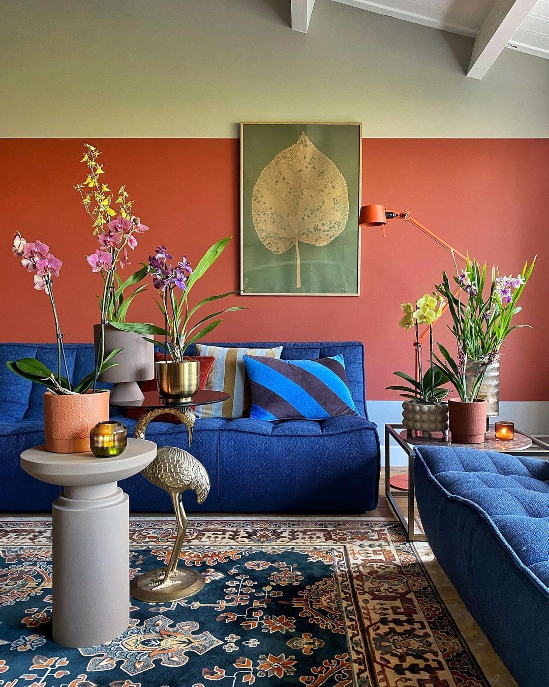 Décor do dia: meia parede pintada e toques azuis na sala de estar (Foto: Instagram)