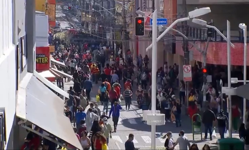 Centro de Jundia&iacute; no &uacute;ltimo fim de semana antes do recuo para a fase vermelha &mdash; Foto: Reprodu&ccedil;&atilde;o/TV TEM