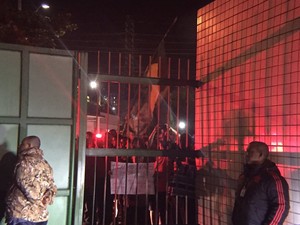 Torcida protesta contra jogadores do Flamengo após empate com Chape
