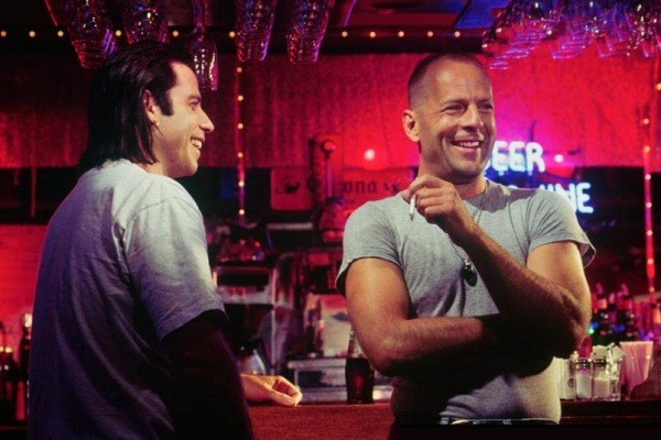 John Travolta e Bruce Willis em cena de Pulp Fiction (Foto: Reprodução)