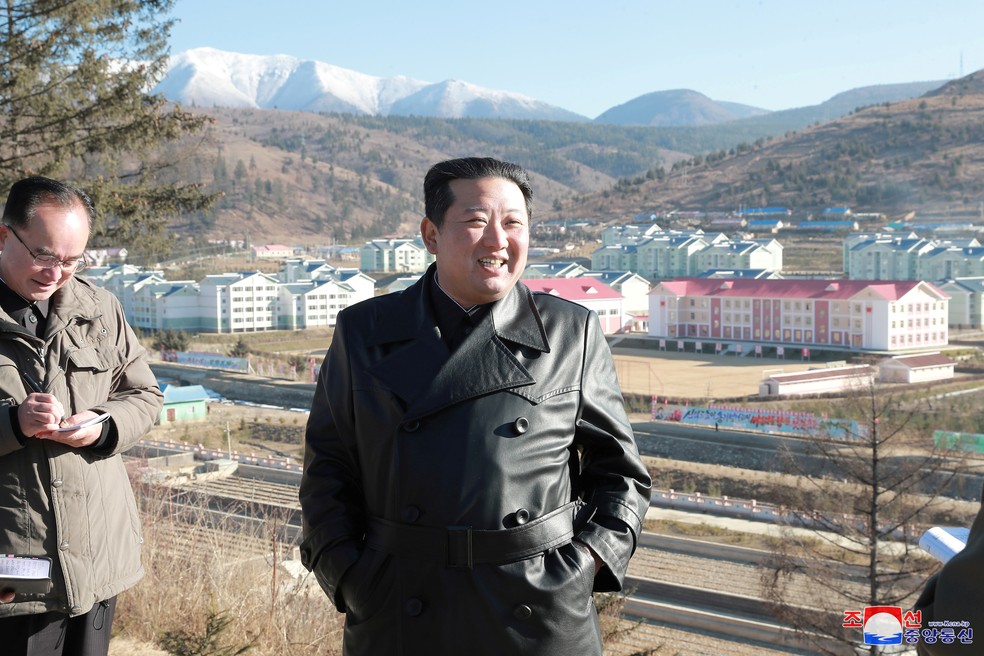 O líder norte-coreano Kim Jong Un durante visita à cidade de Samjiyon, em foto sem data divulgada em 16 de novembro de 2021 pela KCNA — Foto: KCNA/Reuters