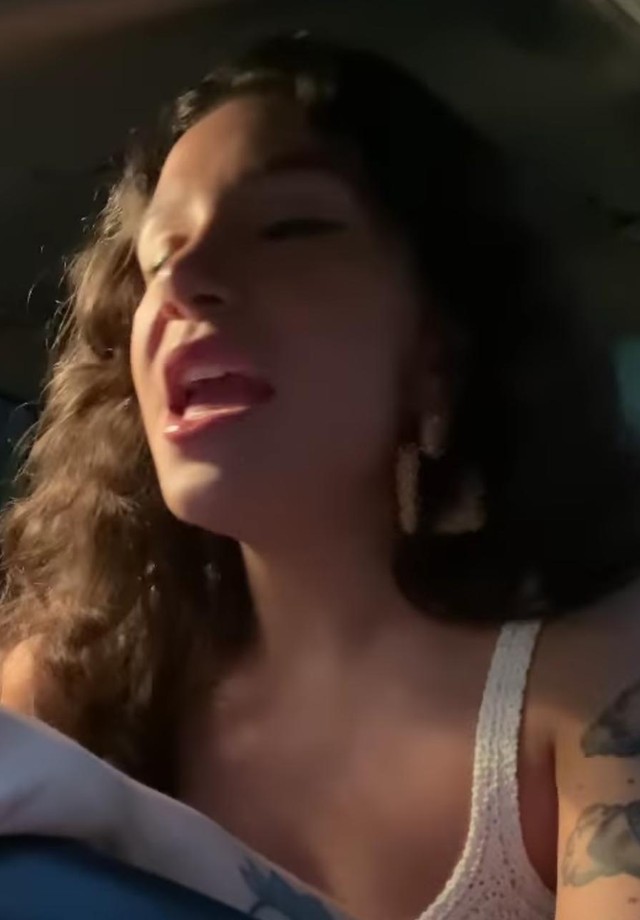 Vídeo de Priscilla Alcantara cantando no carro viraliza e Bruna Marquezine e mais famosos repercutem (Foto: Reprodução/Instagram)