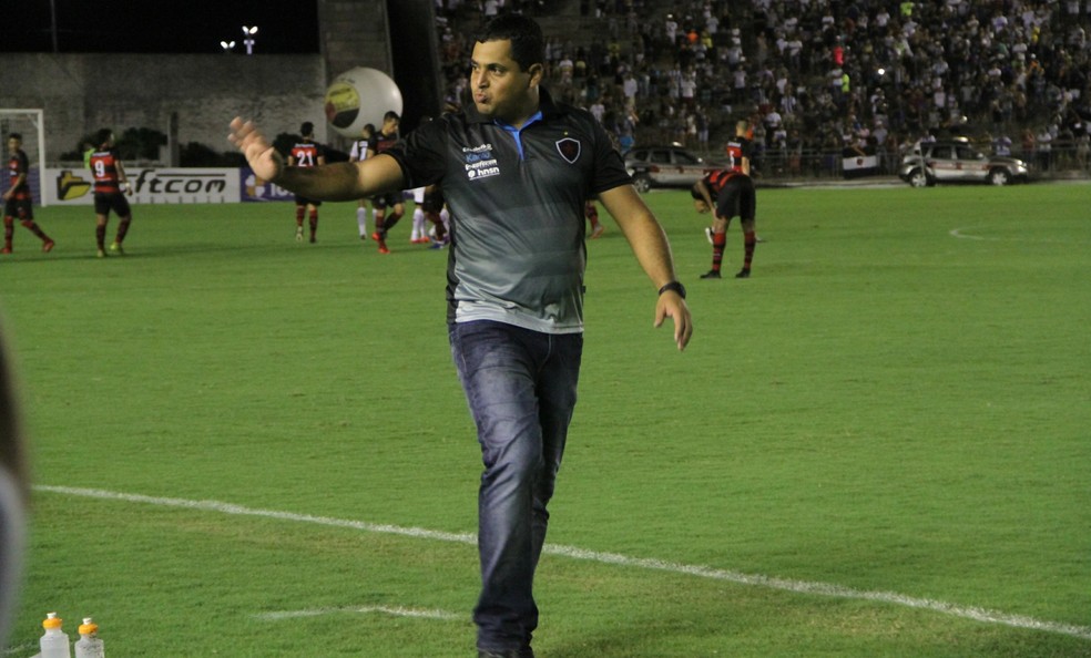 Leston JÃºnior jogou o favoritismo do duelo para o Bahia, mas espera que o time botafoguense possa se superar (Foto: Pedro Alves / GloboEsporte.com)