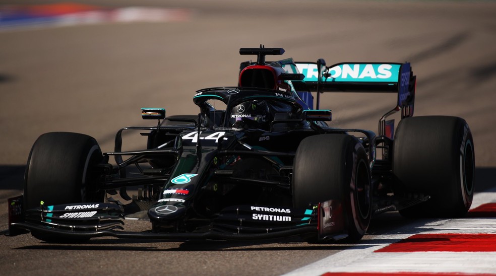 Lewis Hamilton acelera Mercedes no circuito de Sochi — Foto: Divulgação
