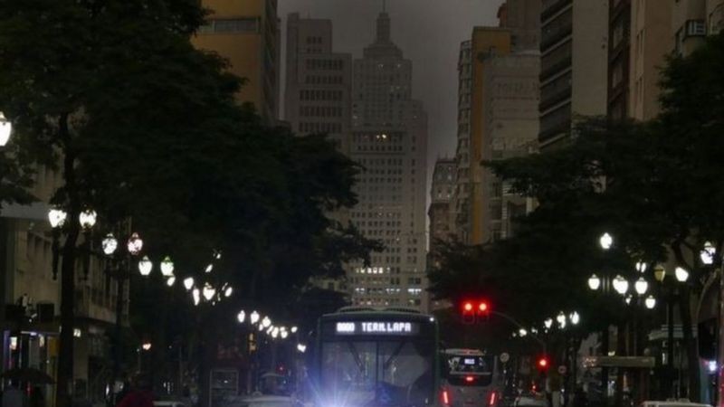 Céu ficou escuro no centro de São Paulo durante a tarde em que fumaça de incêndio na Amazônia atingiu a cidade (Foto: JORGE ARAÚJO/ FOTOS PÚBLICAS )