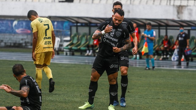 Alan Calbergue comemora um dos gols do Paysandu no Mangueirão