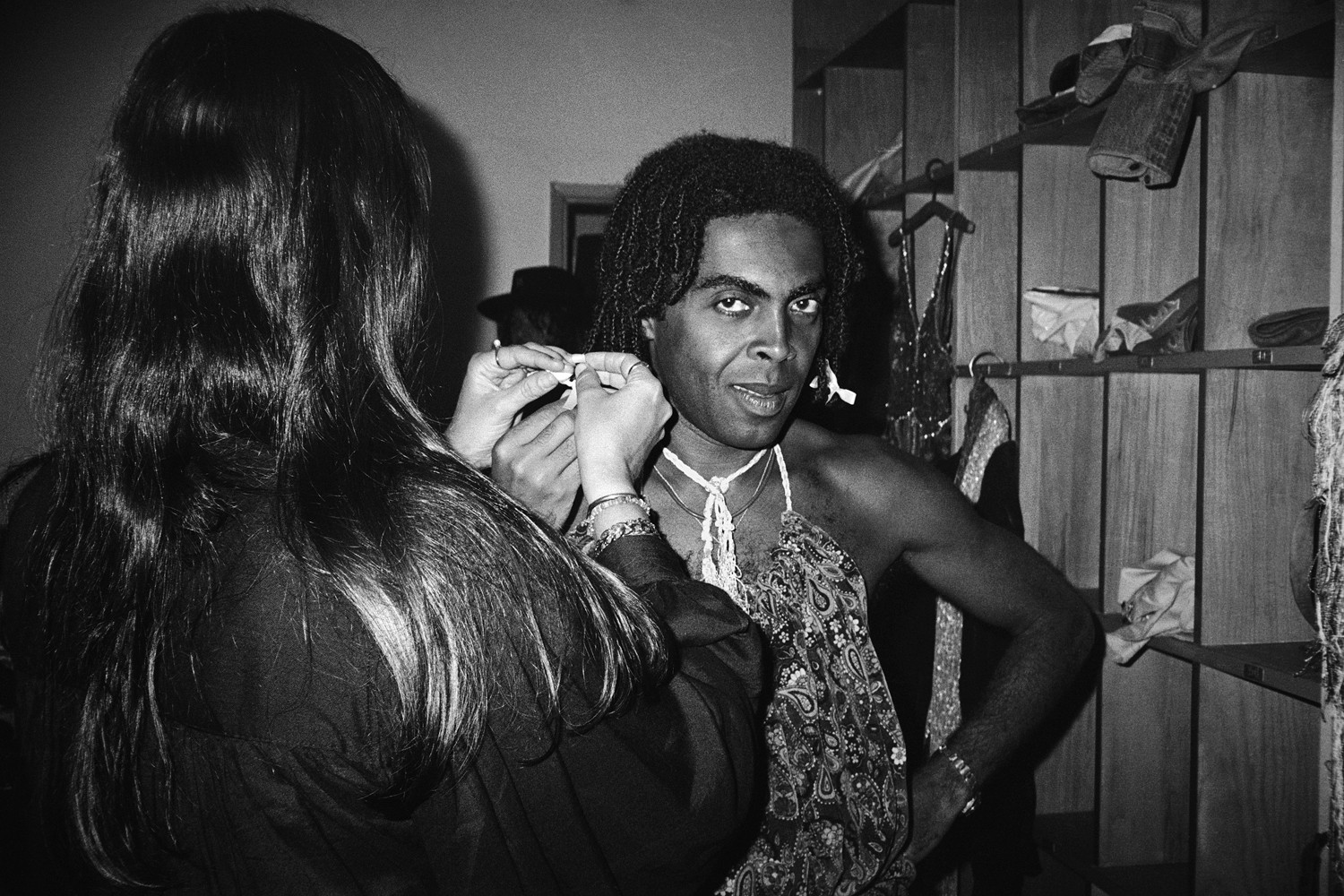 Drão faz trancinha em seu marido na época, Gilberto Gil nos bastidores do show Refestança no Rio, em 1977 (Foto: Vania Toledo/Divulgação Pinacoteca)