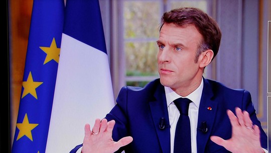 Macron tira relógio de luxo para defender reforma da Previdência em entrevista na TV; veja vídeo
