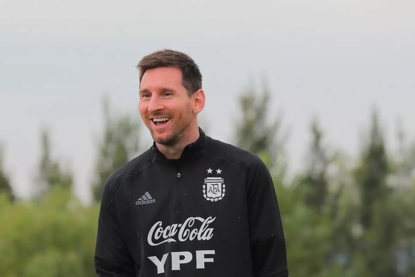 Momento feliz de Messi na invicta seleção argentina, o craque já marcou seis gols nas Eliminatórias (Foto: instagram - AFA)