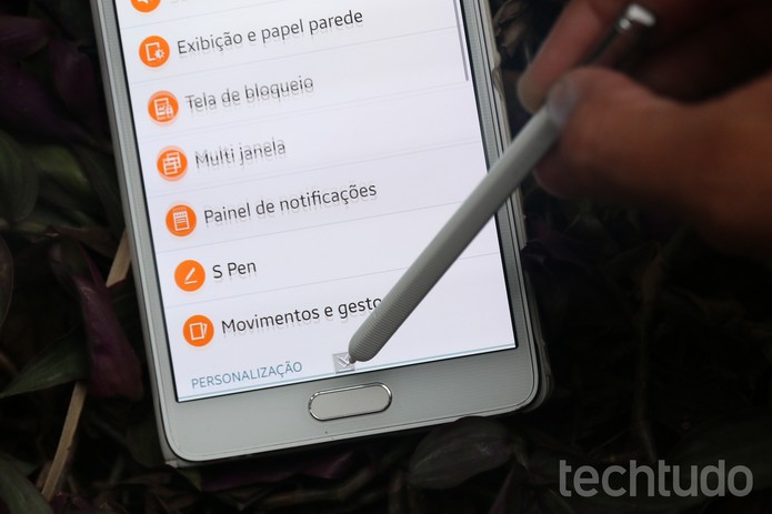 É possível subir e descer páginas no Galaxy Note 4 sem encostar na tela: basta deixar a S Pen próxima ao topo ou na parte de baixo do display (Foto: Lucas Mendes/TechTudo)