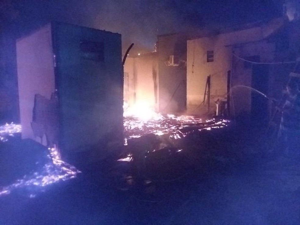 Incêndio foi controlado com ajuda de caminhão pipa da prefeitura — Foto: WhatsApp/Reprodução