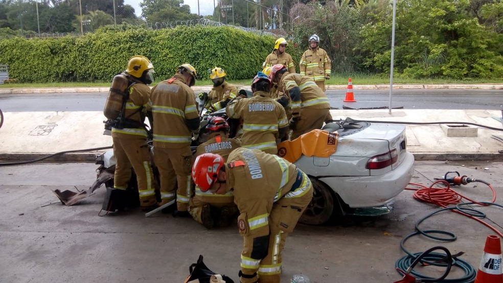 Bombeiros retiram teto de carro envolvido em acidente no DF — Foto: Corpo de Bombeiros/Divulgação