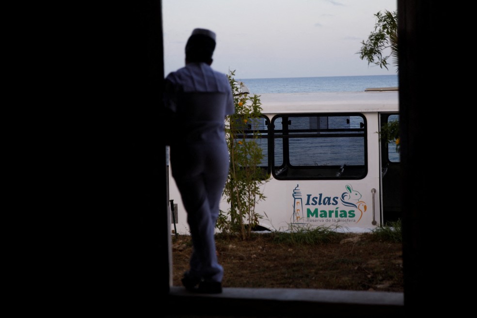 Soldado observa chegada de barco turístico em antigo presídio nas Islas Marinas, no México. — Foto: Raquel Cunha/ Reuters