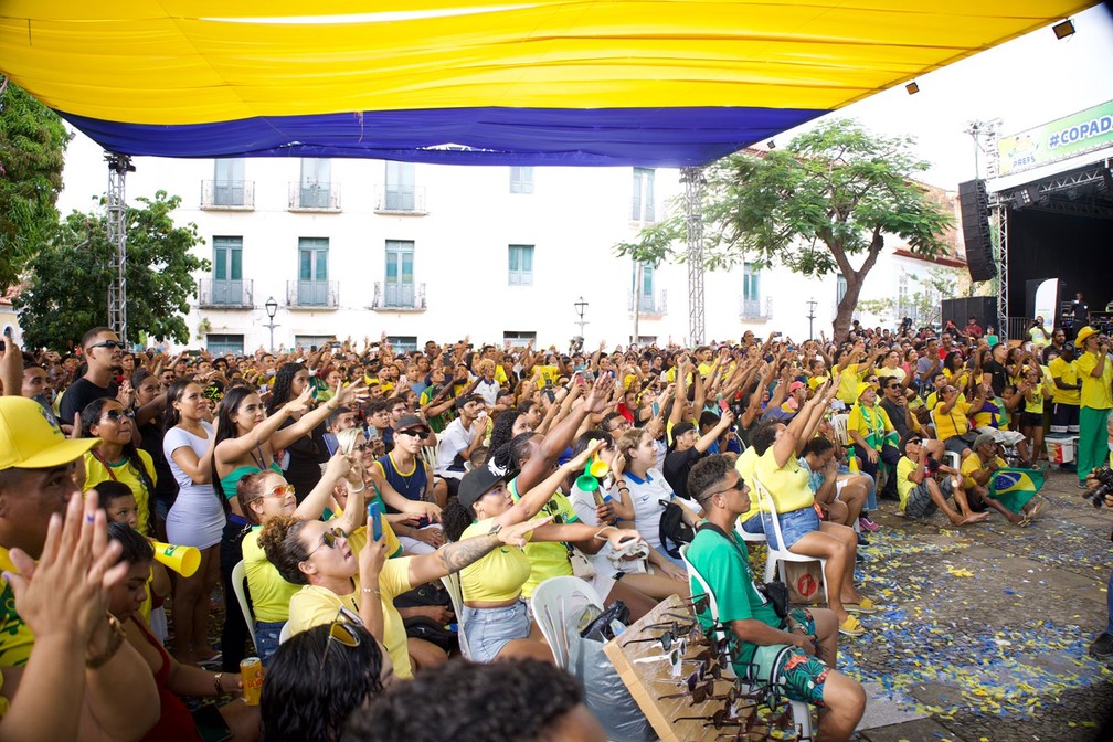 Torcida acompanha partida do Brasil contra Coreia do Sul no Centro Histórico de São Luís — Foto: Matheus Soares/Grupo Mirante