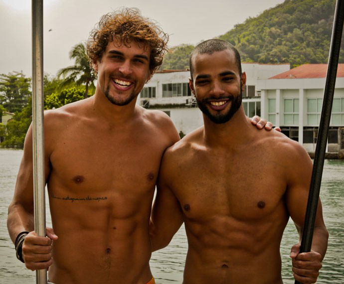 Felipe Roque e Douglas Tavares se aventuraram em travessia pelo mar (Foto: Gabriel Nascimento / Gshow)