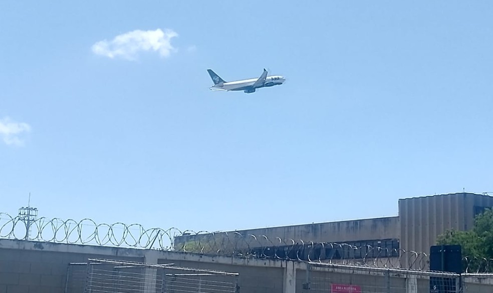 Delega&ccedil;&atilde;o do Flamengo embarca para o Equador &mdash; Foto: Giba Perez