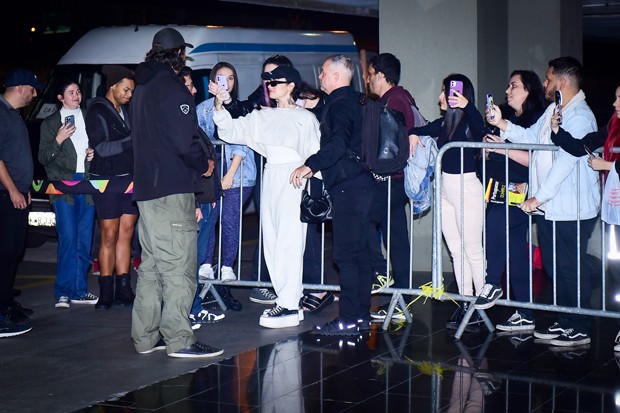 Demi Lovato atendeu fãs no aeroporto, no Rio (Foto: Marcello Sá Barretto / AgNews)