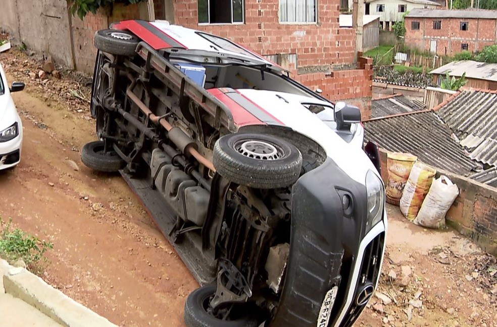 Ambulância do Samu tombou durante atendimento, em rua de Curitiba — Foto: Reprodução/RPC