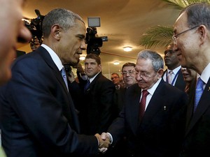 Os presidentes Barack Obama e Raúl Castro dão aperto de mão em encontro na Cúpula das Américas, no Panamá. À direita, o secretário-geral da ONU, Ban Ki-moon (Foto: Reuters/Presidência do Panamá)