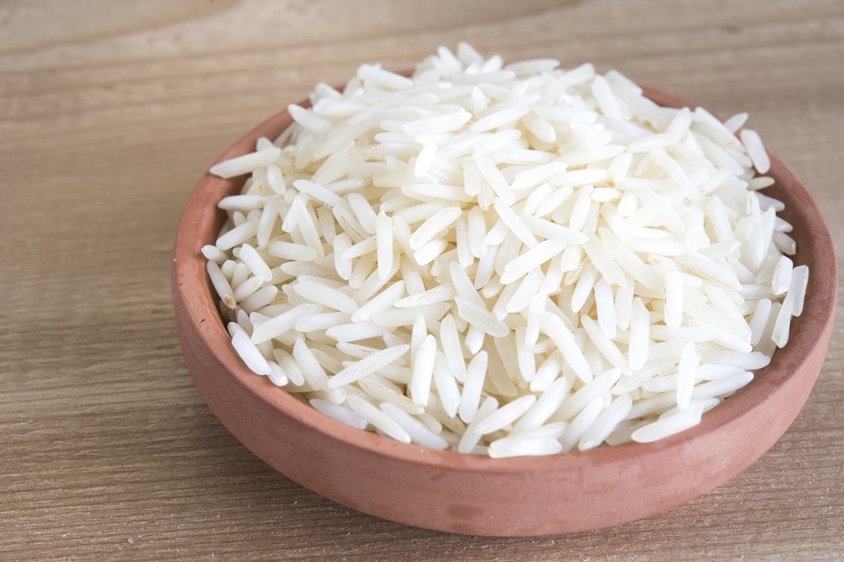 Receita de arroz branco é fácil de fazer e rende 4 porções
