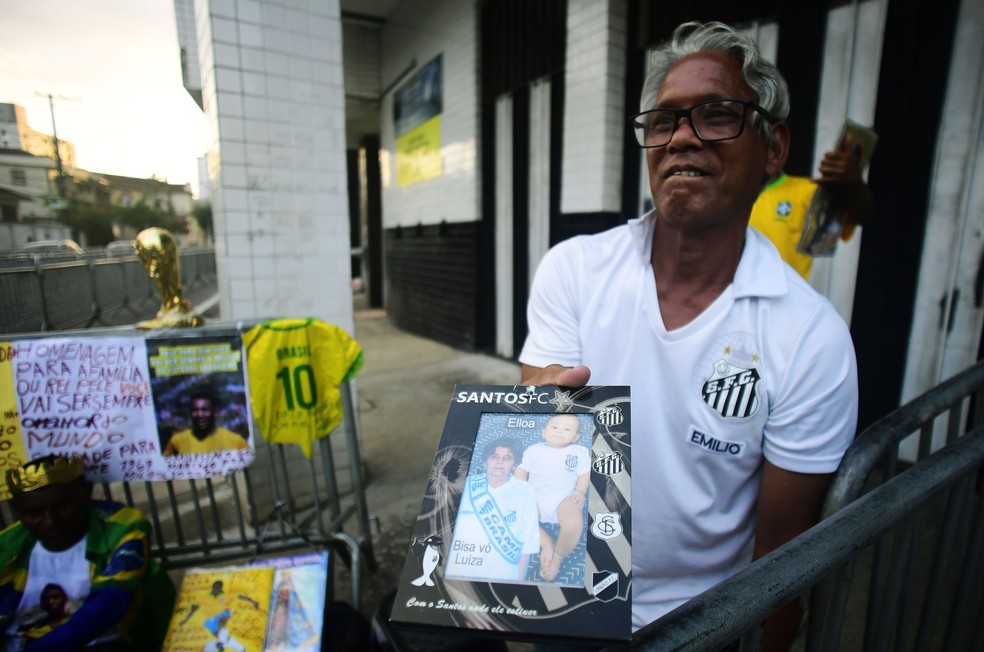 Em&iacute;lio Carmo, torcedor santista, na fila para o vel&oacute;rio de Pel&eacute; &mdash; Foto: Marcos Ribolli