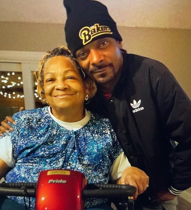 Snoop Dogg com sua mãe (Foto: Reprodução/Instagram)
